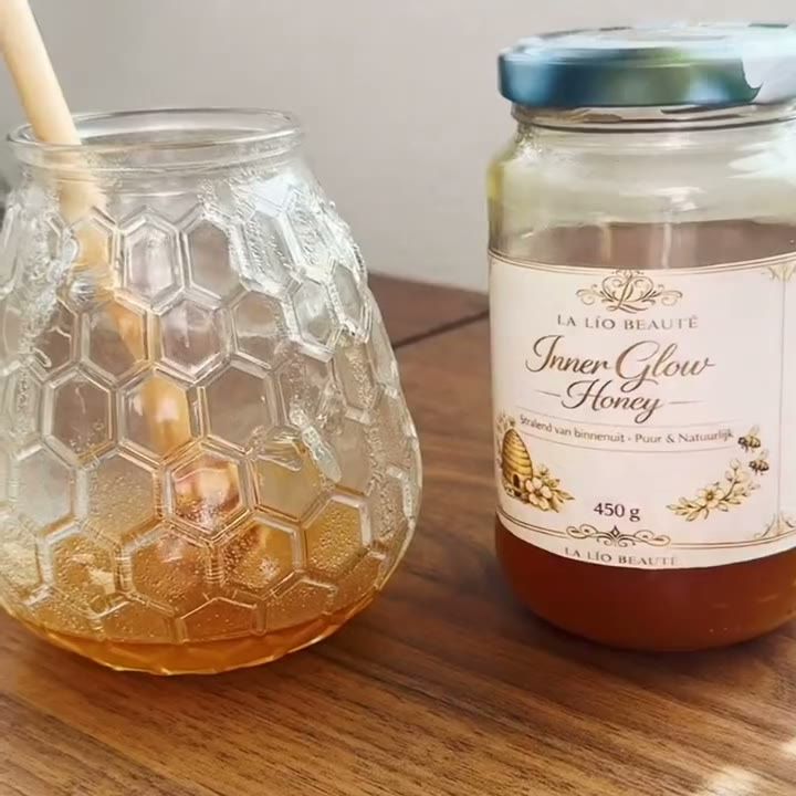 Manuka honing wordt in een honingpot gegoten